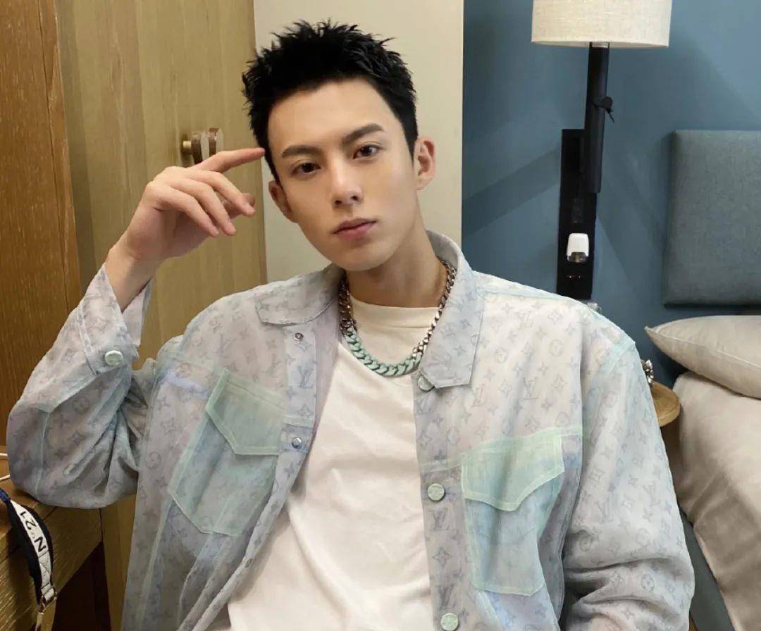 王鹤棣和白鹿街边拍戏（戴眼镜霸总气质十足两人同