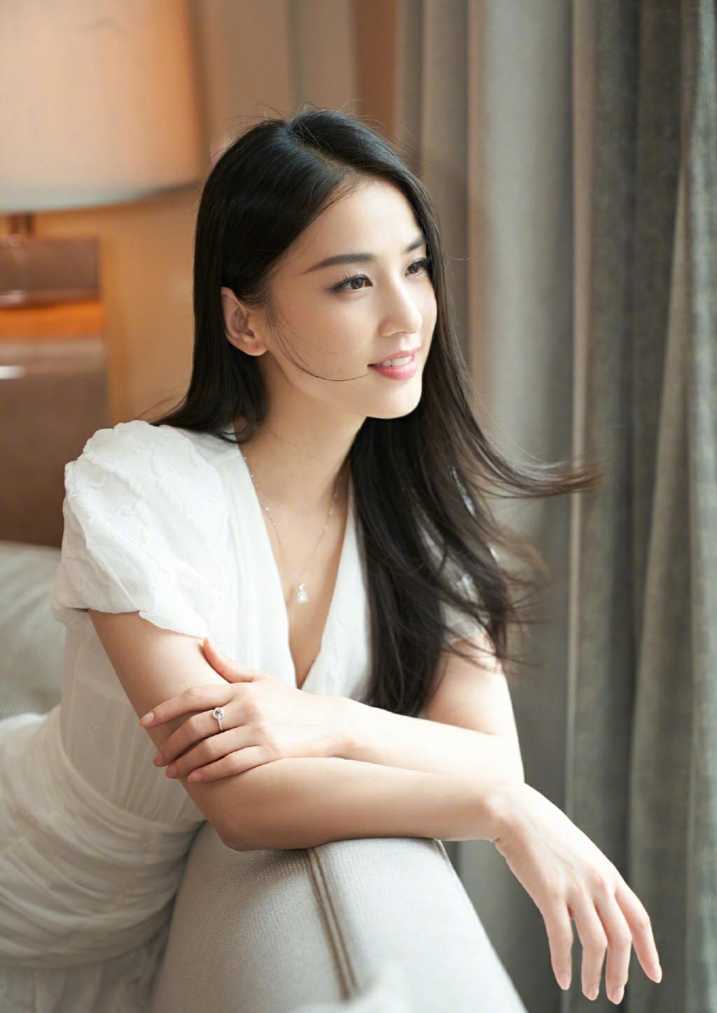 黄圣依是怎么火的 功夫中的哑女是黄圣依的处女作吗